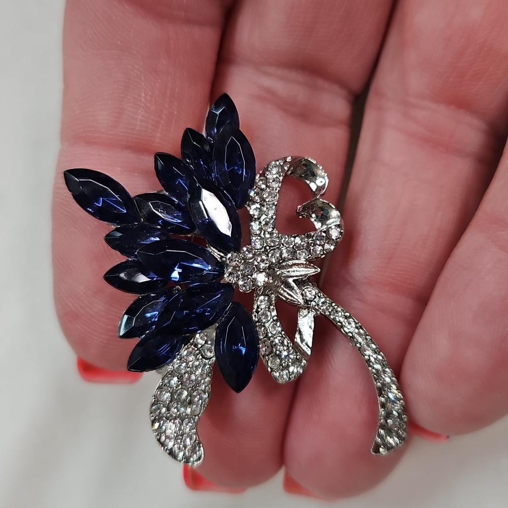 Women's Blue Silver Floral Bouquet Brooch Retro Style Pin Rhinestone Flower NWOT - Picture 5 of 5